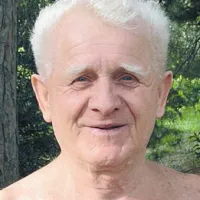 Profesor Jože Peternel je tisti glas, ki je v teh dneh s svojim ubranim petjem v jutranjih urah razveseljeval kopalce v Mesečevem zalivu