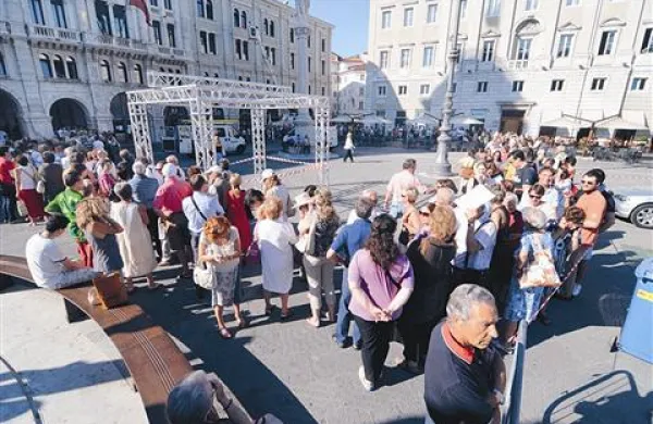 Brezplačne vstopnice za koncert so v petek pošle v pičli uri, a nastop bo mogoče spremljati tudi prek dveh velikih zaslonov 