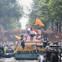 Nizozemci so svoje nogometaše pozdravili ob plovbi po amsterdamskih kanalih