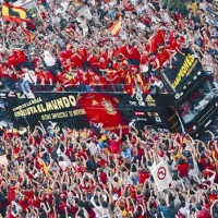 Več stotisoč ljudi je pričakalo špansko izbrano vrsto po ulicah Madrida