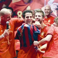 Pepe Reina in Carles Puyol sta katalonskemu rojaku Cescu Fabregasu nadela dres Barcelone. Gesta je bila pristna, saj ga Barca želi odkupiti od Arsenala. Osem igralcev Španije sicer igra za španskega prvaka Barcelono. Puyol, Xavi, Pique in drugi so na slavju sredi Madrida  nosili katalonske zastave. Doma bodo zato nedvomno še večji idoli ...