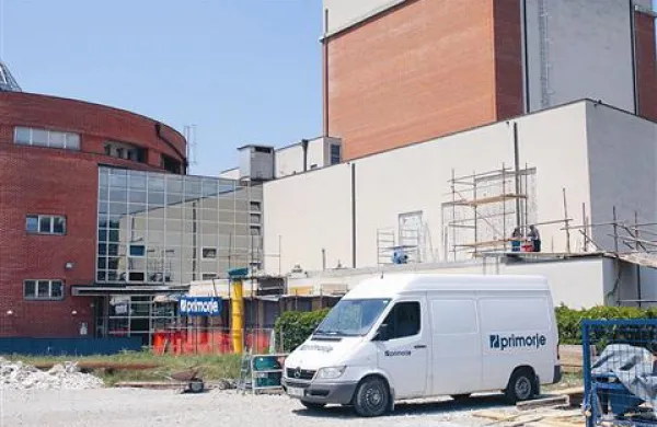 Malo dvorano naj bi zgradili do konca leta, a se bo pri opremljanju gotovo zavleklo 
