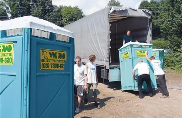 Na festivalskem prizorišču je bilo približno 200 WC kabin okoli katerih kljub vročini ni  zaudarjalo