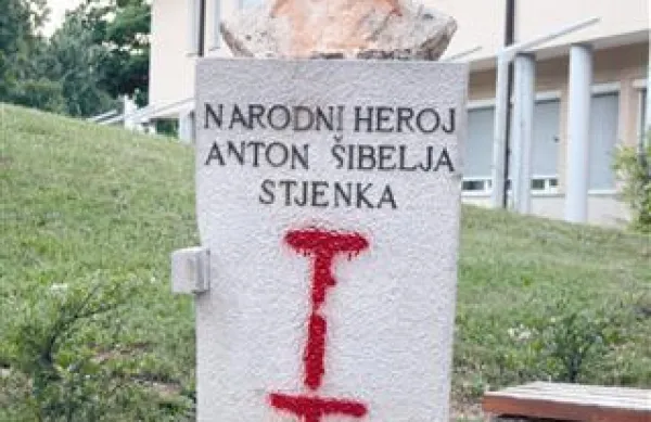 Neznani storilci so na vznožje spomenika pred šolo dodali svoj “napis”