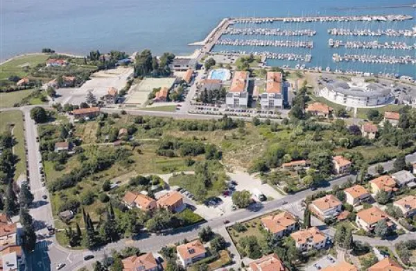 Na parcelah v trikotniku bi hotel Delfin zgradil hotel z bazenom