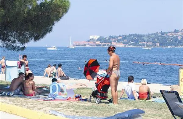 Čeprav je vročino na kopališčih laže prenašati, kopanje ob najhujši sončni pripeki odsvetujejo  