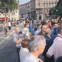 Možakarja, ki je v megafon vpil “smrt “infojbatorjem”, so odstranili  varnostniki