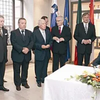 Poklon treh predsednikov simbolu slovenstva