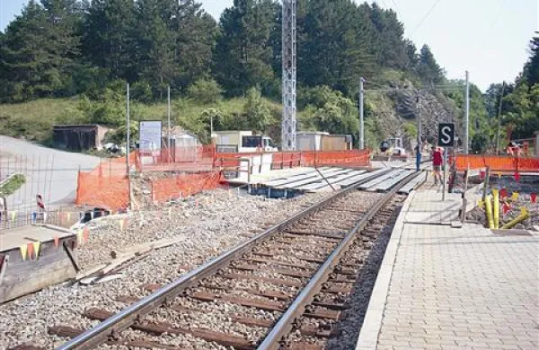 Na postaji Košana bodo uredili nov prostor za potnike, parkirišče, prihodnje leto pa tudi nove, za 20 centimetrov višje perone