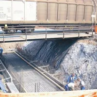 Ob postaji Košana gradijo nov podhod za pešce. Cesto, ki je sedaj v istem nivoju križala progo, bodo speljali nad predorom