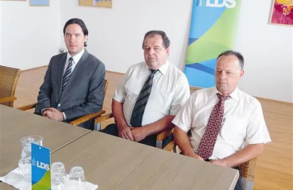 Županski kandidat Zvonko Ferfolja med generalnim sekretarjem LDS Urošem Petohlebom (levo) in vodjo občinskega odbora stranke Darjom Spačalom