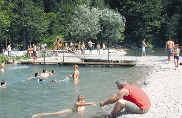    Idrijca v na Lajštu  prijetno hladi 