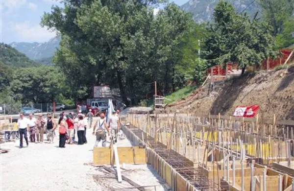 Temelji so zaliti, hiša ajdovske mladine, začenja rasti