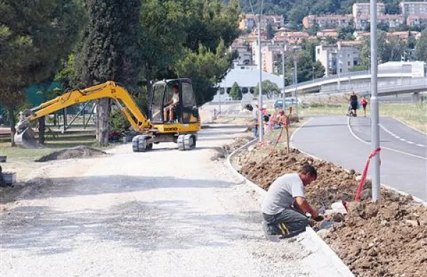 Urejajo trim stezo na Bonifiki