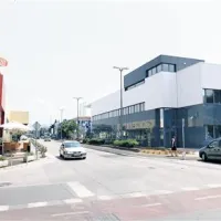 Ulica 15. maja je s postopnim obnavljanjem stavb in številnimi novogradnjami postala pomembno koprsko poslovno središče 