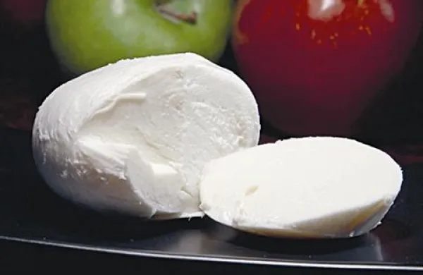 Mozzarella naj bi bila od sedaj neoporečno bela