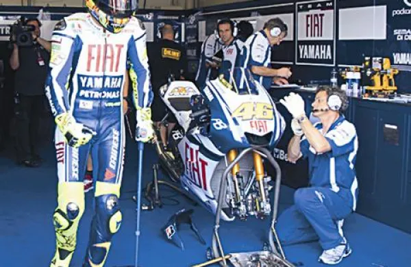 Na petkovem treningu je Rossi do motorja prišel z berglo, prav tako je bilo tudi na današnji tekmi