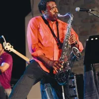 Niti med občinstvom in Grande Mothers Re: Invented je tkal saksofonist Napoleon Murphy Brock