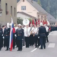   Gasilci so se postavili v kolono, potem pa se je vlilo