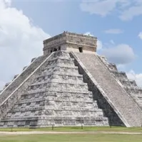Majevska piramida Chichen Itza z  devetimi stopnicami, ki ponazarjajo evolucijo zavesti