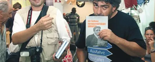 Fana čakata na avtogram: fotografa Borut Krajnc (levo) in Goran Antlej 