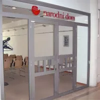 Napis Narodni dom nad vhodom v dvoranico s 40 sedeži