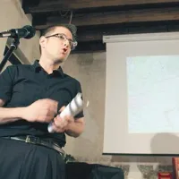 Kristjan Knez na predstavitvi knjige o Serenissimi v Manziolijevi palači v Izoli
