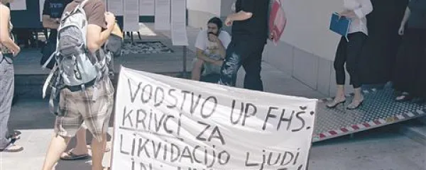 Protest študentov proti odpuščanju profesorjev