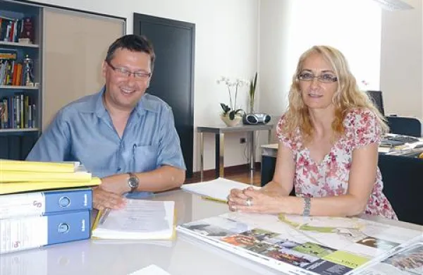 Georgi Bangiev in Sabina Mozetič z zajetno dokumentacijo zavračata očitke, da so projekti zastavljeni brez strokovnih podlag  
