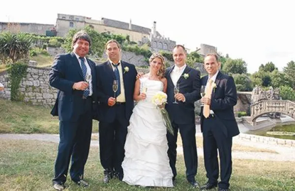 Mladoporočenca sta si večni da izrekla v idiličnem Ferrarijevem vrtu