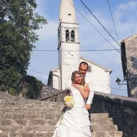 Srečna kraljica terana s svojo ljubeznijo