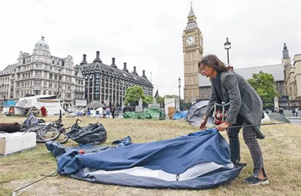 Se je londonski župan ustrašil aktivistov, ki  opominjajo na katastrofalne posledice anglo-ameriške okupacije  Afganistan, ali ga moti le nekoliko manj estetski videz šotorov aktivistov?