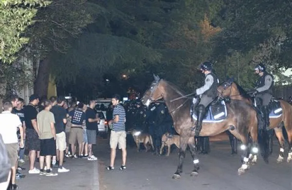Policijska konjenica  je bes  Bad Blue Boysov omejila na kletvice na račun nogometašev, trenerjev in uprave