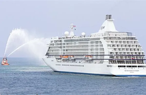 Največja potniška ladja, ki je priplula do sedaj v Koper je bila Seven seas voyager leta 2008 s  700 potniki in 450 člani posadke