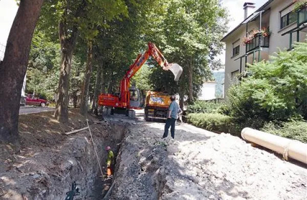 Zaradi zaprte Gregorčičeve ulice so turisti v Tolminu nemočni 