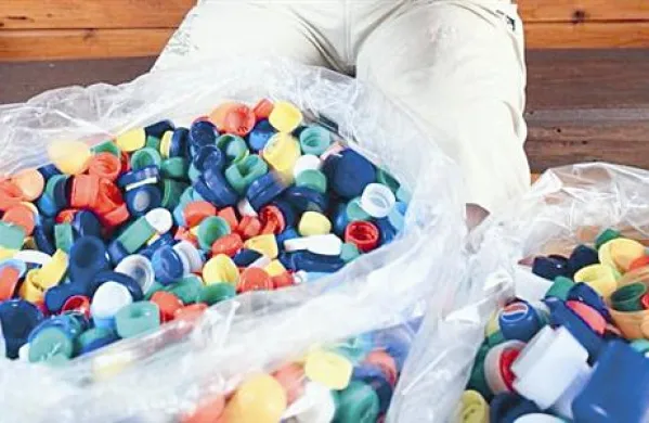 Predstavniki ŠOUP so včeraj odpeljali na Koroško še zadnje vreče zbranih plastičnih zamaškov