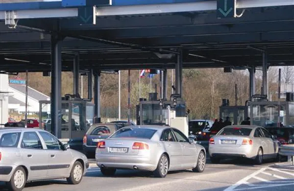 Na policiji želijo priti do podatkov o prijaznosti mejnih policistov s spletno anketo v treh jezikih