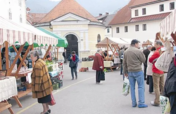 Slikovito prizorišče idrijske kmečke tržnice