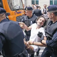 Varšavska ulica v Zagrebu: policisti odnašajo protestnika