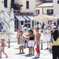 Turisti v mestu so narisali nasmeške   na  obraze tr govcev, slaščičarjev in gostilničarjev