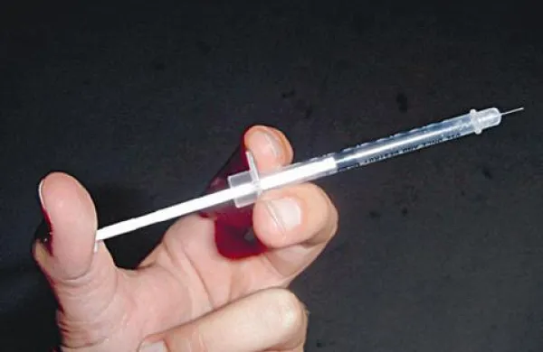 Hiv se v zaporih prenaša tudi preko igel za vbrizgavanje droge
