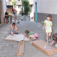 V ozki ulici srečam družino z otroki. Petletna Agata pove, da so v Topolovo prišli na počitnice iz Torina.