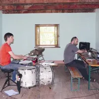 Juljova hiša. Iz nje se slišijo zvoki elektronske glasbe