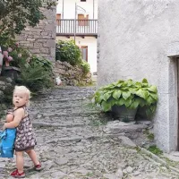 Še po drugi svetovni vojni je v vasi živelo okrog 400 prebivalcev, danes jih tu vztraja manj kot 40