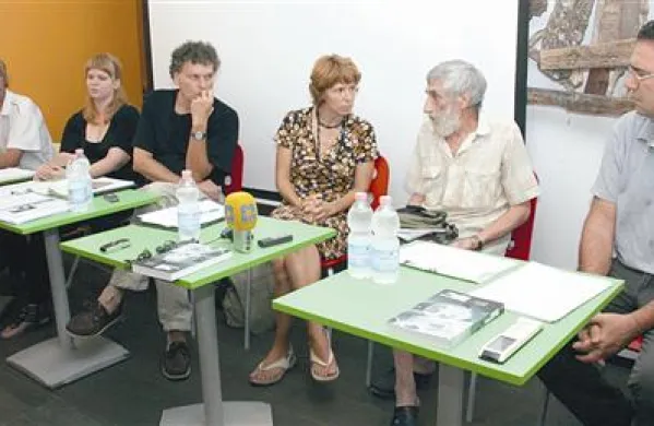 Da je evropska sodba eden pomembnejših korakov k reševanju problematike izbrisanih, so v Kopru soglašali (z leve) Irfan Beširević, Katarina Vučko, Roberto Pingnoni, Uršula Lipovec Čebron, Mustafa Kurić in Franco Juri