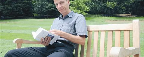 Simon Mandelj s svojo knjigo Človek za nove čase