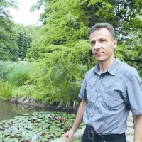 “Ni večje notranje radosti, kot če komu pomagaš,” pravi Simon Mandelj, ki je bil na Šri Lanki popolnoma odvisen od pomoči drugih