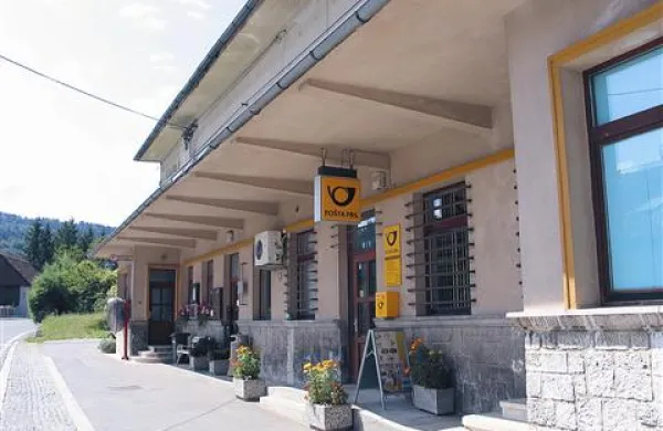 Zamaskirana roparja sta iz Planine zbežala z avtomobilom