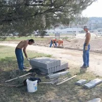 Tekači se na stezi srečujejo z delavci