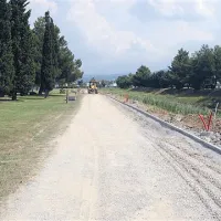 Tekaška (trim) steza bo osvetljena na zunanji strani. Na levi strani bodo na tem mestu naprave za zunanji fitnes.